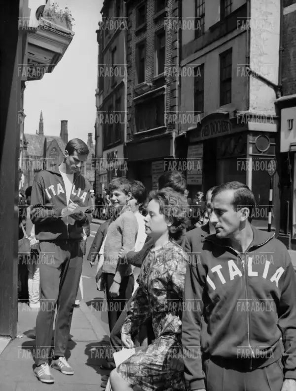 Giacinto Facchetti e Giovanni Lodetti firmano autografi, Mondiali di calcio, 1966 - Farabola Immagine digitale