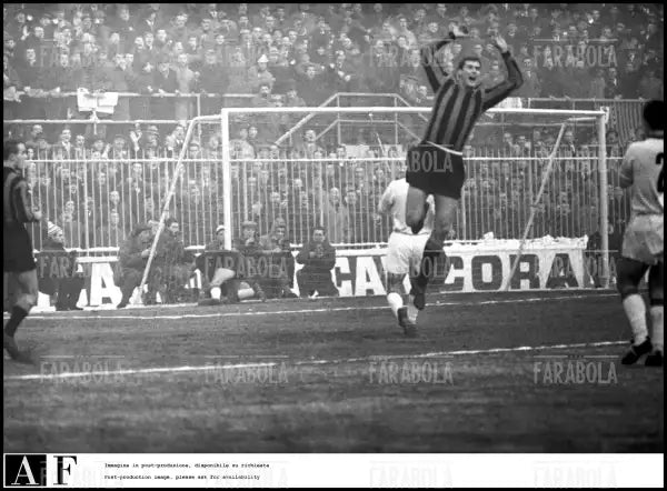 Giacinto Facchetti esulta dopo il gol, Inter vs Modena, 1963 - Farabola Immagine digitale