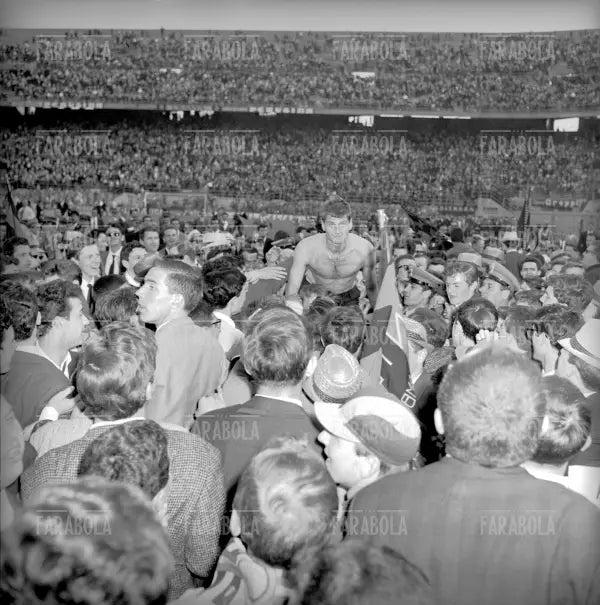 Giacinto Facchetti portato in trionfo dopo Inter vs Modena, 1963 - Farabola Immagine digitale