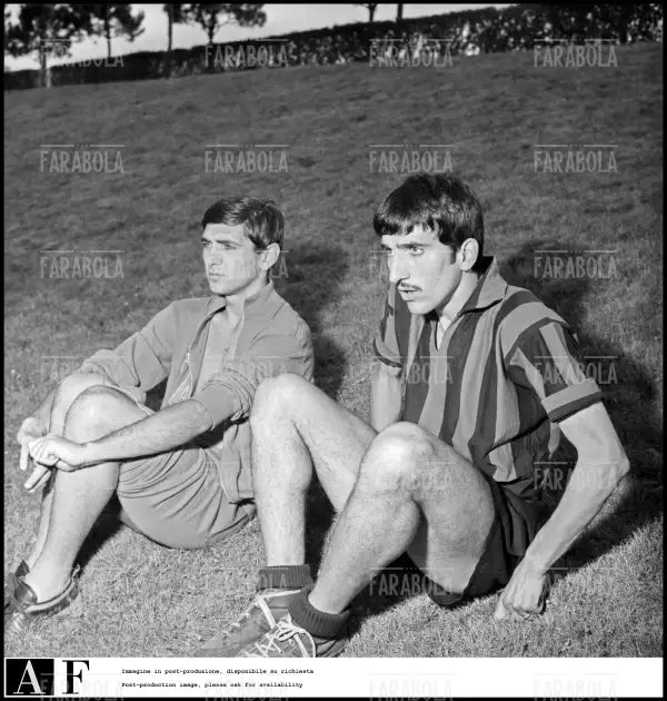 Giacomo Bulgarelli e Gigi Meroni al ritiro della nazionale per i Mondiali, Milanello, 1966 - Farabola Immagine digitale