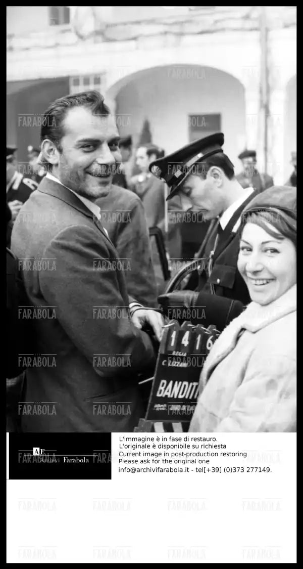 Gian Maria Volonté sul set del film Banditi a Milano, 1967 - Farabola Immagine digitale