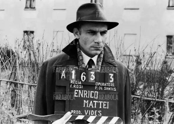 Gian Maria Volonté sul set del film Il Caso Mattei, 1972 - Farabola Immagine digitale