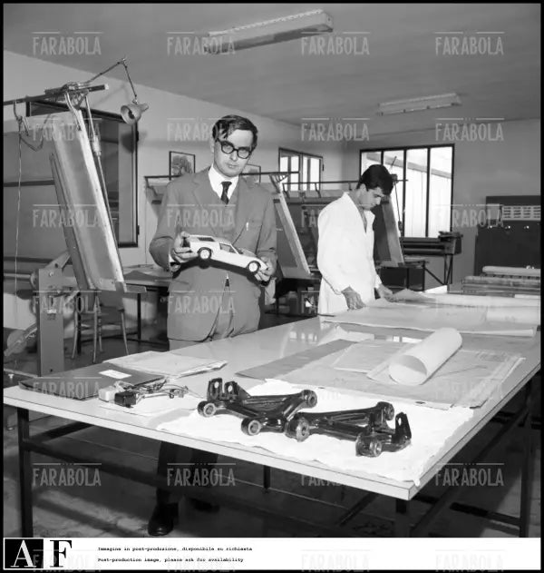Gian Paolo Dallara con un modellino di Lamborghini Miura, auto da lui progettata, 1968 - Farabola Immagine digitale