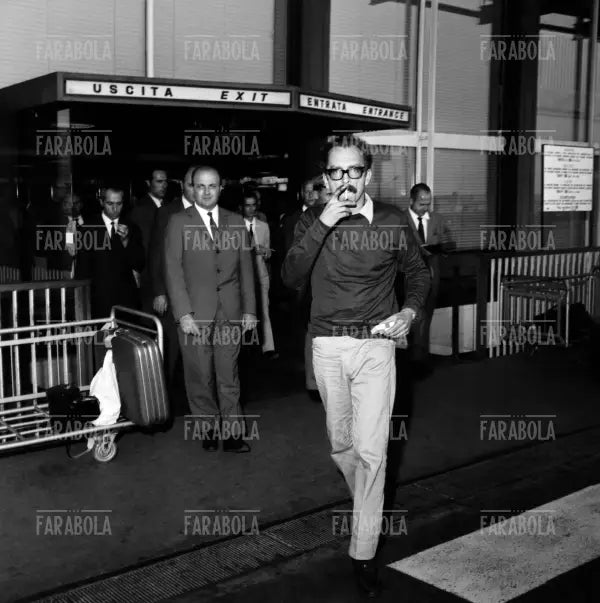 Giangiacomo Feltrinelli al suo arrivo a Linate, Milano, 1967 - Farabola Immagine digitale