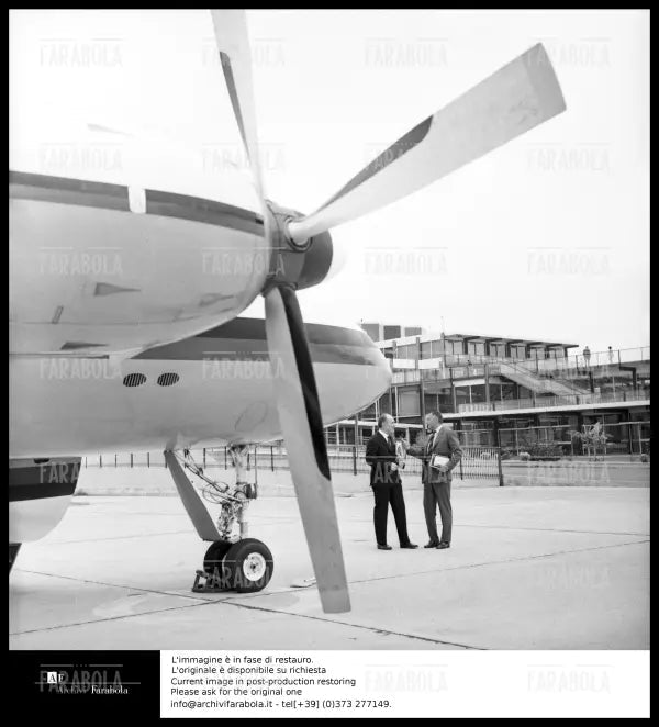 Gianni Agnelli e il giornalista Gianni Reif a Linate, Milano, 1965 - Farabola Immagine digitale