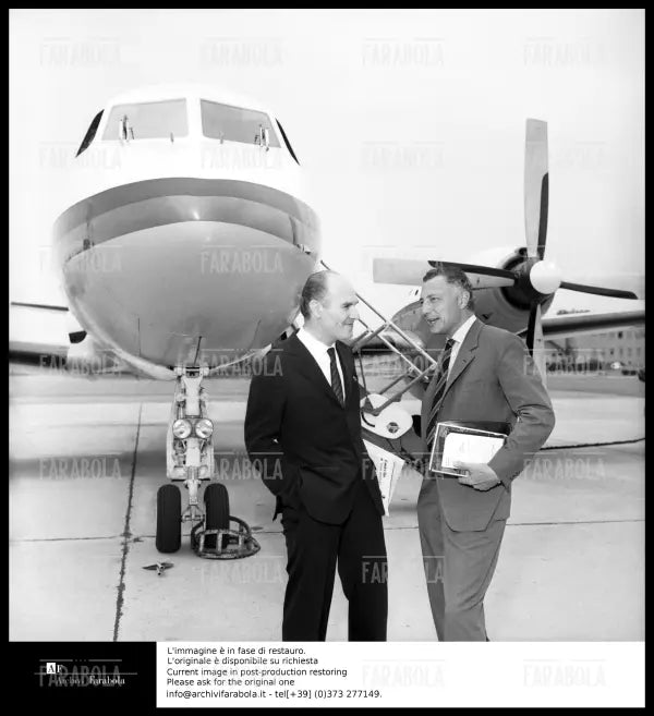 Gianni Agnelli e il giornalista Gianni Reif a Linate, Milano, 1965 - Farabola Immagine digitale