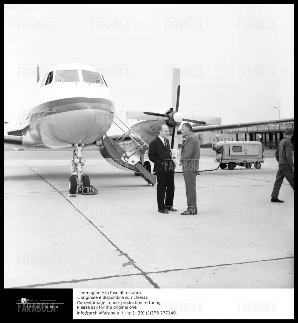Gianni Agnelli e il giornalista Gianni Reif a Linate, Milano, 1965 - Farabola Immagine digitale