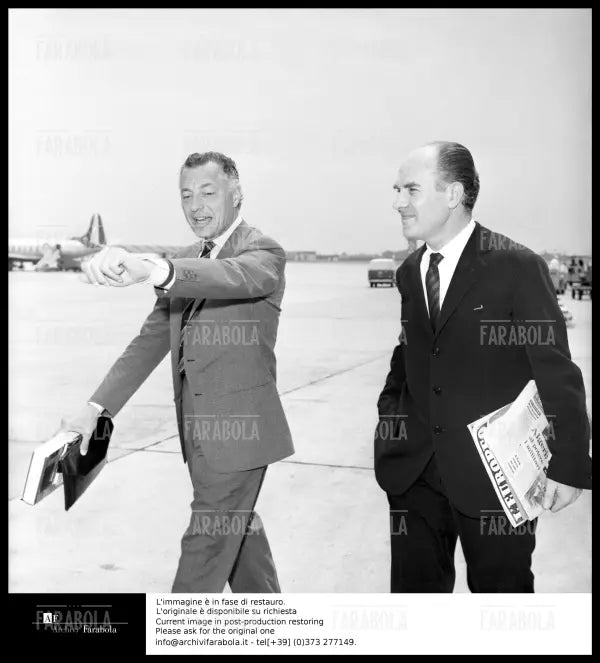 Gianni Agnelli e il giornalista Gianni Reif, Milano, 1965 - Farabola Immagine digitale