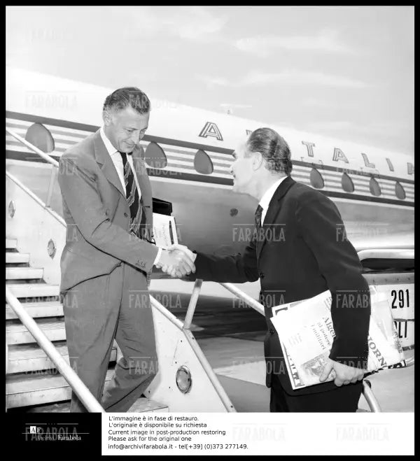 Gianni Agnelli e il giornalista Gianni Reif, Milano, 1965 - Farabola Immagine digitale