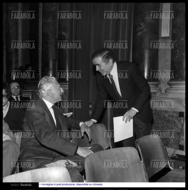 Gianni Agnelli ed Enzo Tortora, Milano, 1980 - Farabola Immagine digitale