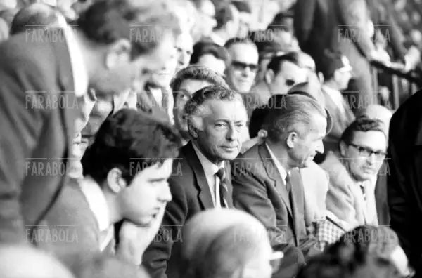 Gianni Agnelli in tribuna a San Siro, Milan vs Juventus, 1969 - Farabola Immagine digitale