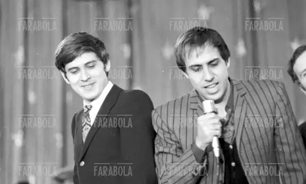 Gianni Morandi e Adriano Celentano, serata benefica a Milano, 1969 - Farabola Immagine digitale