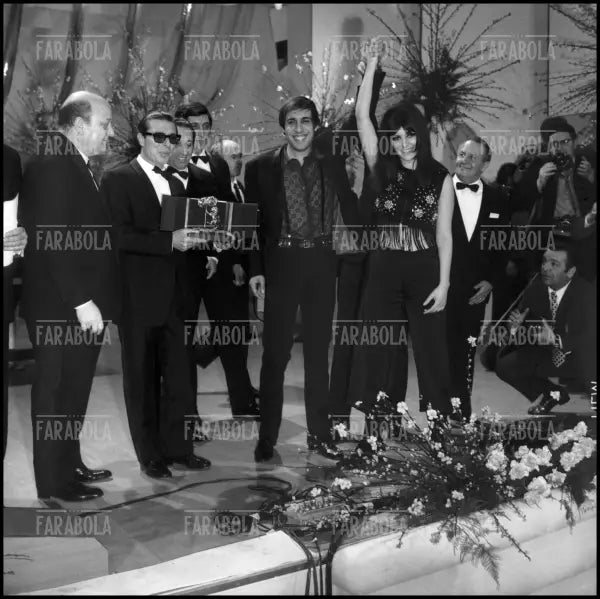 Gianni Ravera, Adriano Celentano e Claudia Mori, Festival di Sanremo, 1970 - Farabola Immagine digitale
