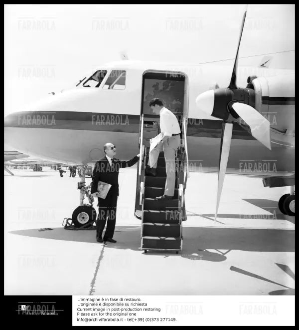 Gianni Reif attende l'arrivo di Gianni Agnelli a Linate, Milano, 1965 - Farabola Immagine digitale
