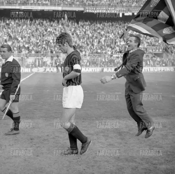 Gianni Rivera festeggiato per lo scudetto, Milan vs Brescia, 1968 - Farabola Immagine digitale