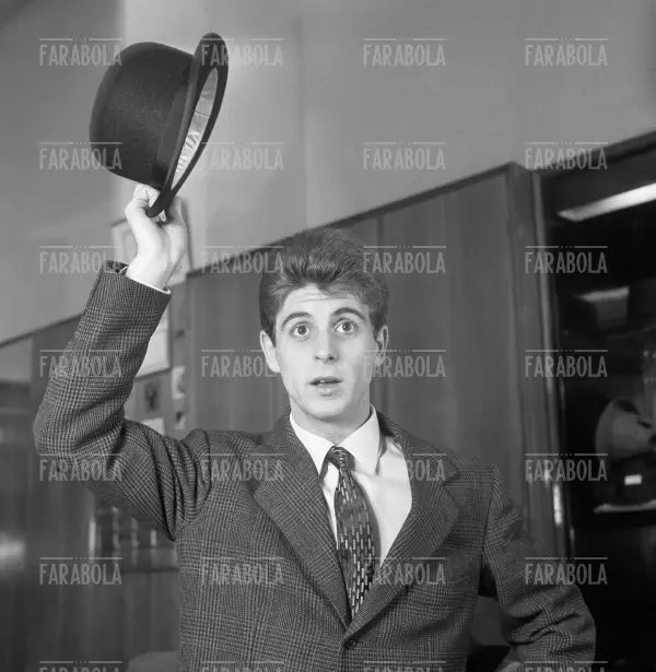 Gianni Rivera in un negozio di cappelli, Milano, 1965 - Farabola Immagine digitale