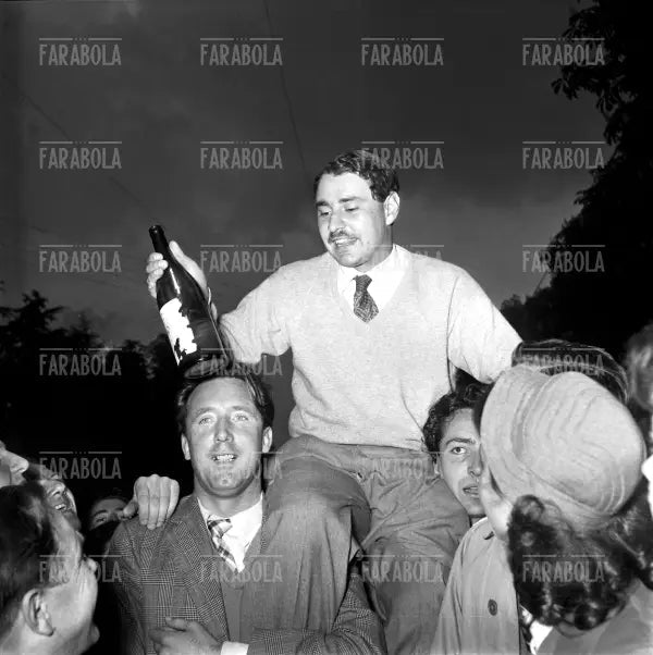 Giannino Marzotto portato in trionfo, Mille Miglia, 1953 - Farabola Immagine digitale