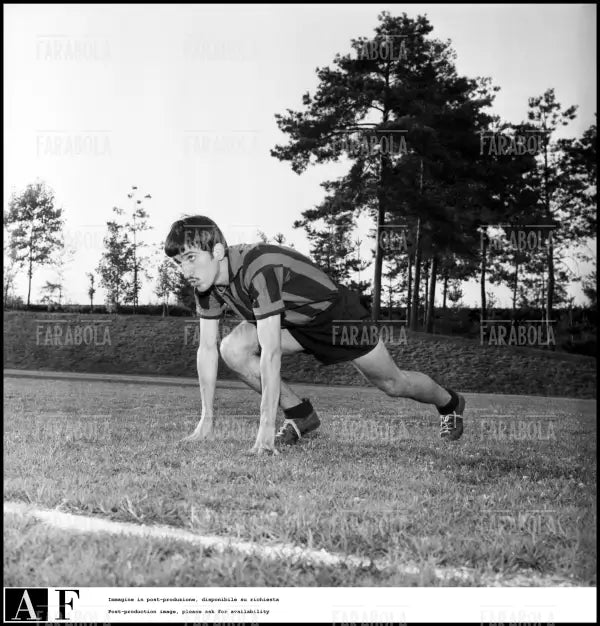 Gigi Meroni al ritiro della nazionale per i Mondiali, Milanello, 1966 - Farabola Immagine digitale