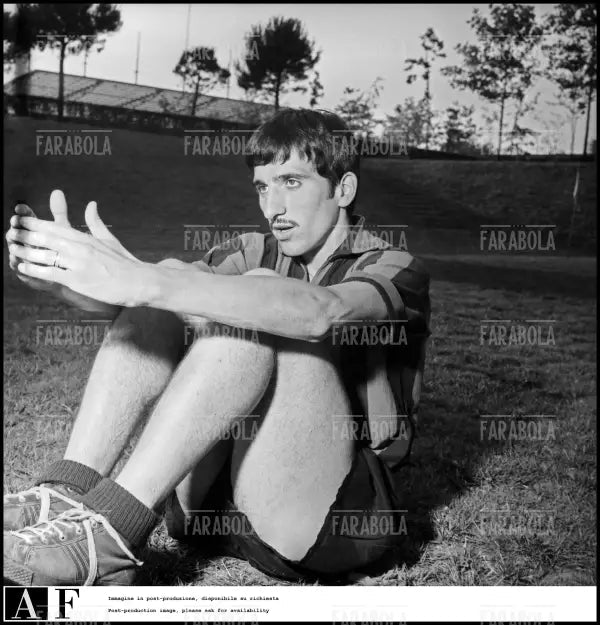 Gigi Meroni al ritiro della nazionale per i Mondiali, Milanello, 1966 - Farabola Immagine digitale