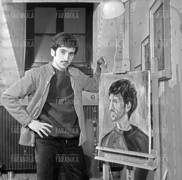 Gigi Meroni con il suo autoritratto, Torino, 1965 - Farabola Immagine digitale