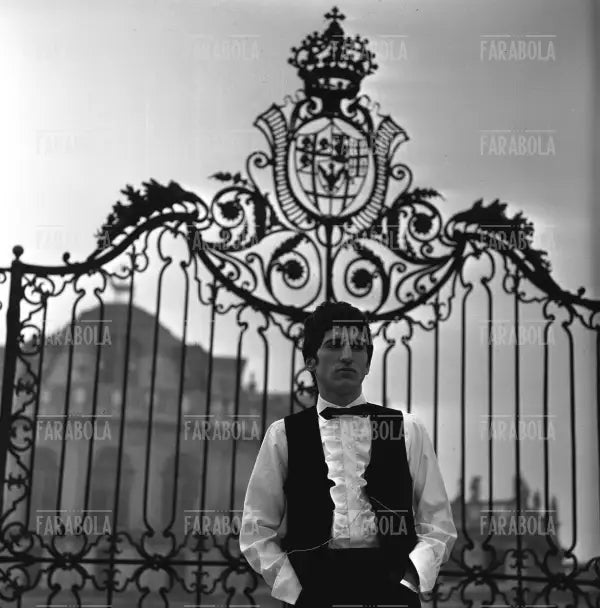 Gigi Meroni davanti alla Palazzina di caccia di Stupinigi, 1965 - Farabola Immagine digitale