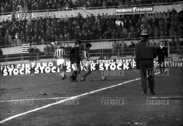 Gigi Meroni e Omar Sivori, Juventus - Genoa, 1963 - Farabola Immagine digitale