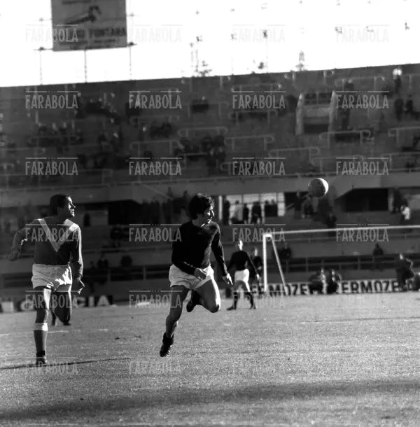 Gigi Meroni in azione, Torino - Brescia, 1965 - Farabola Immagine digitale