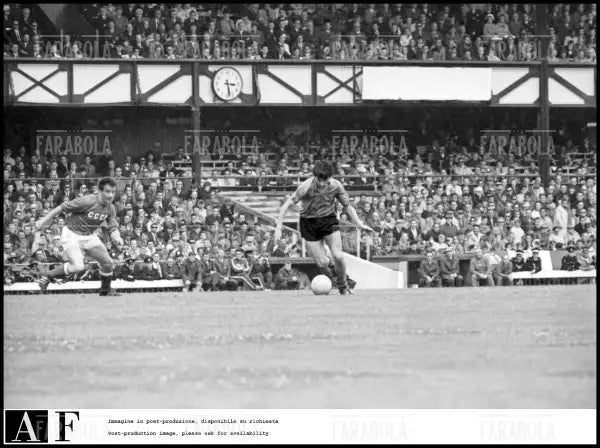 Gigi Meroni in azione, Urss vs Italia, Mondiali di calcio in Inghilterra, 1966 - Farabola Immagine digitale