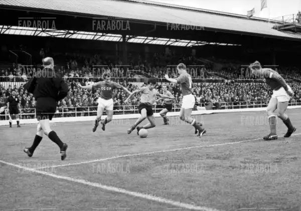 Gigi Meroni in azione, Urss vs Italia, Mondiali di calcio in Inghilterra, 1966 - Farabola Immagine digitale
