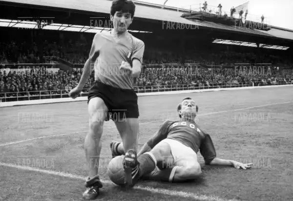 Gigi Meroni in azione, Urss vs Italia, Mondiali di calcio in Inghilterra, 1966 - Farabola Immagine digitale