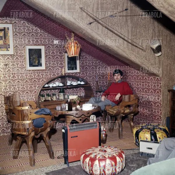 Gigi Meroni nella sua mansarda, Torino, 1966 - Farabola Immagine digitale