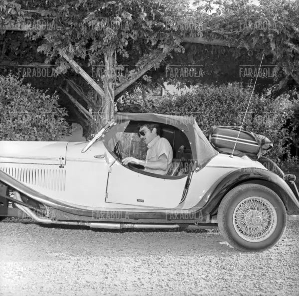 Gigi Meroni sulla sua Alfa Romeo Gran Sport 4R Zagato, Milanello, 1966 - Farabola Immagine digitale