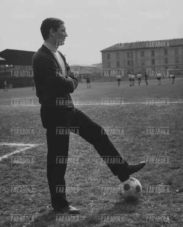 Gigi Riva sul campo dove ha esordito, Legnano, anni 60 - Farabola Immagine digitale