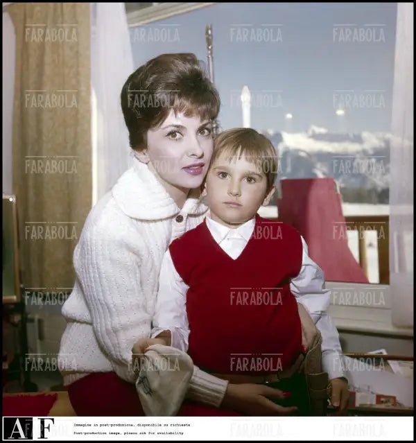 Gina Lollobrigida con il figlio Andrea, Crans - sur - Sienne, 1963 - Farabola Immagine digitale