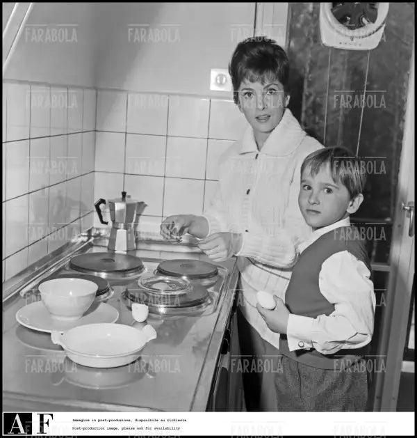Gina Lollobrigida con il figlio Andrea, Crans - sur - Sierre, 1963 - Farabola Immagine digitale