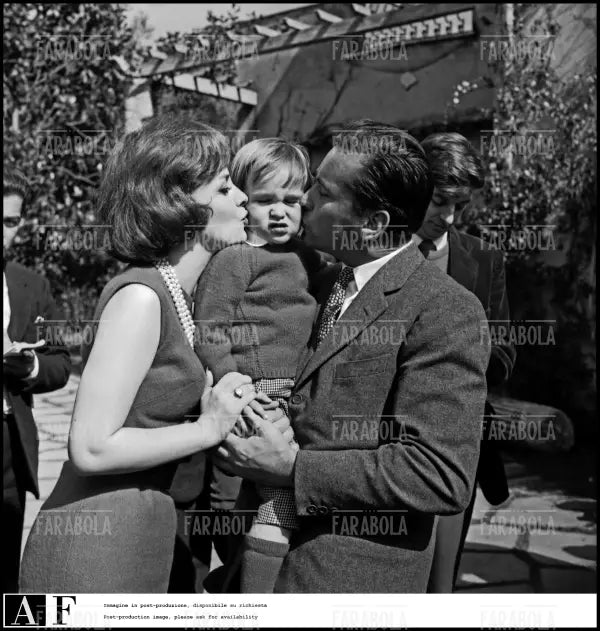Gina Lollobrigida con il marito Milko Skofic e il figlio Andrea, Roma, 1960 - Farabola Immagine digitale