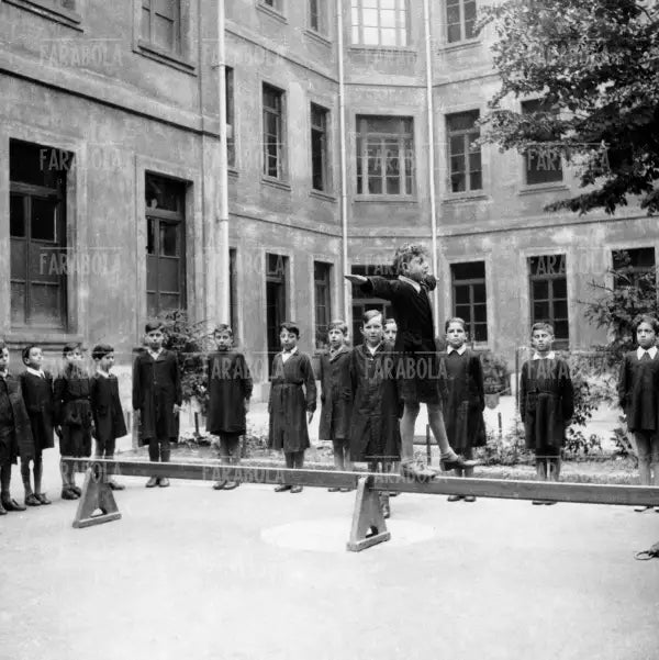 Ginnastica in una scuola elementare, Milano, 1937 - Farabola Immagine digitale
