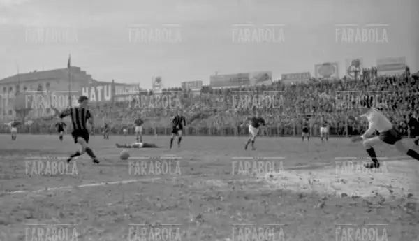Gino Armano, Novara vs Inter, 1952 - Farabola Immagine digitale
