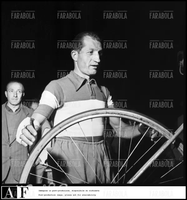 Gino Bartali a Pavia, 1953 - Farabola Immagine digitale