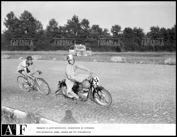 Gino Bartali all'Autodromo di Monza, 1952 - Farabola Immagine digitale