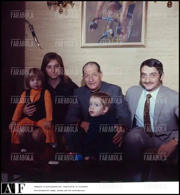 Gino Bartali con il figlio e i nipoti, anni 70 - Farabola Immagine digitale
