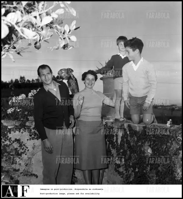 Gino Bartali con la famiglia e il cane, 1952 - Farabola Immagine digitale