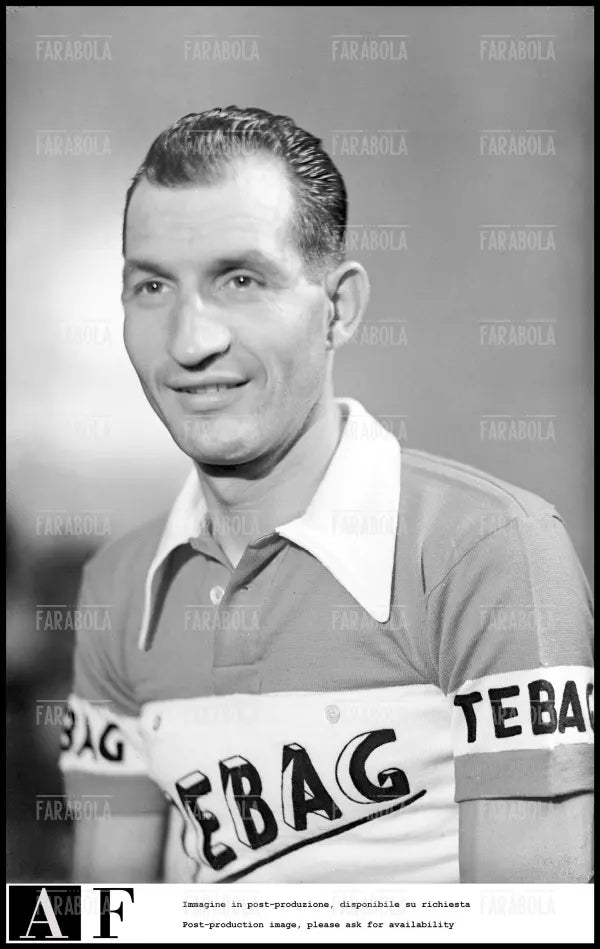Gino Bartali con la Terbag, 1952 - Farabola Immagine digitale