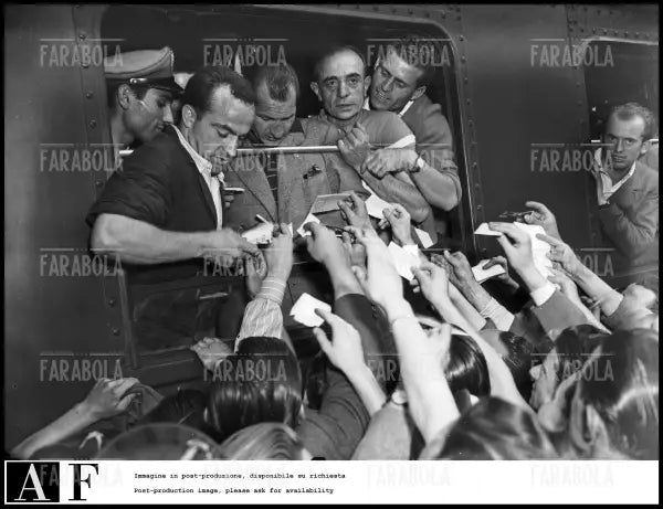Gino Bartali firma autografi, 1948 - Farabola Immagine digitale