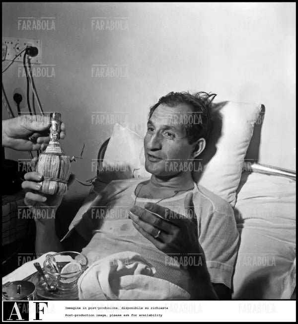 Gino Bartali in clinica, 1953 - Farabola Immagine digitale