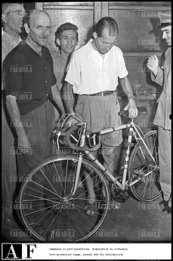 Gino Bartali osserva una bici, 1950 - Farabola Immagine digitale