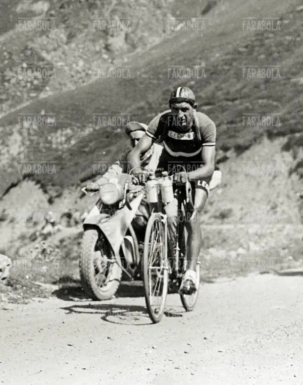 Gino Bartali sul Turmalet, 1948 - Farabola Immagine digitale