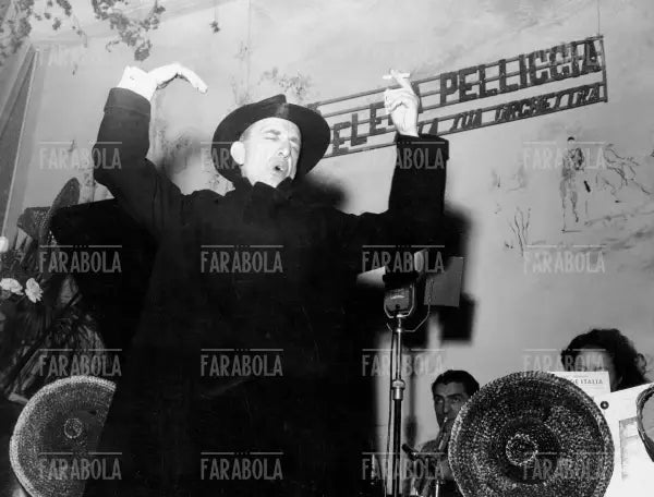Gino Franzi si esibisce al Cafè Grande Italia, Milano, 1947 - Farabola Immagine digitale