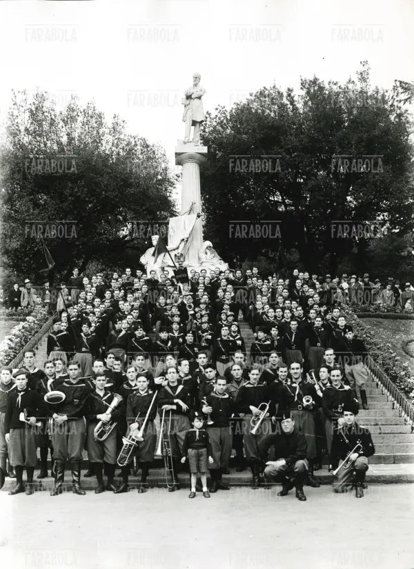Giovani fascisti in piazza Corvetto, Genova, 1934 - Farabola Immagine digitale