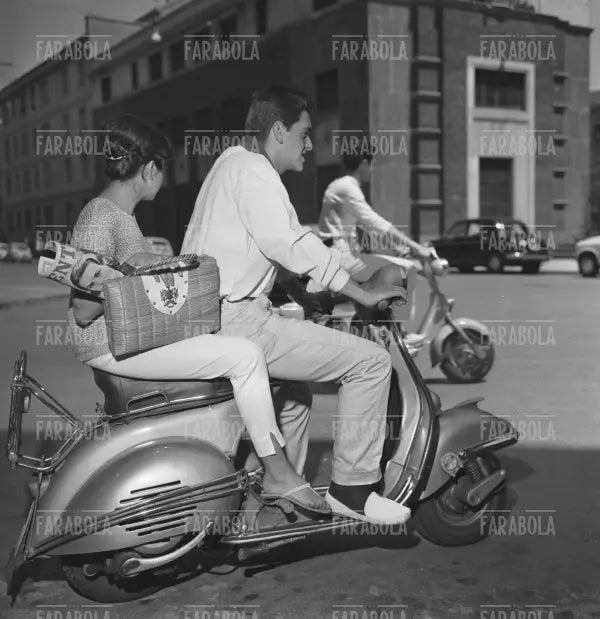Giovani in Vespa, 1960 - Farabola Immagine digitale